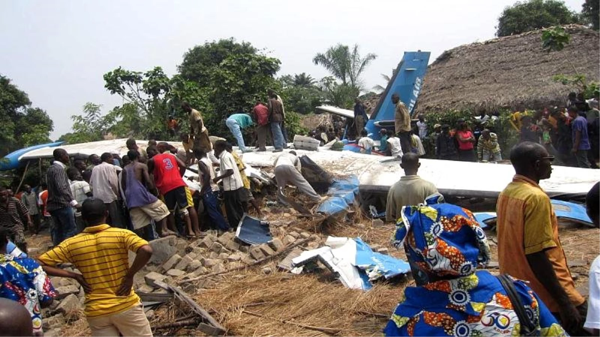 Demokratik Kongo Cumhuriyeti\'nde yolcu uçağı kalkış anında düştü, 18 kişi öldü