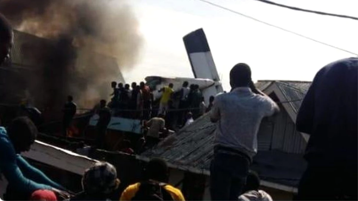 Demokratik Kongo\'da yolcu uçağı evlerin üzerine düştü