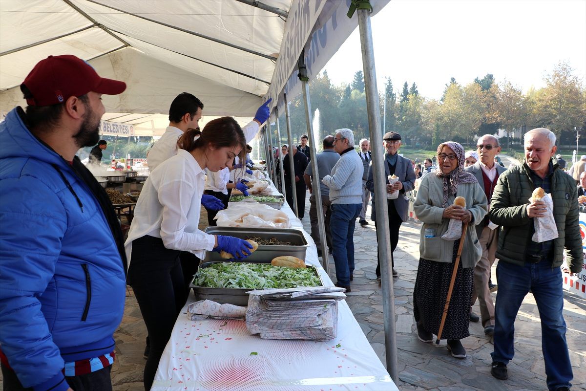 Denizli\'de düzenlenen hamsi şöleninde 5 ton balık dağıtıldı