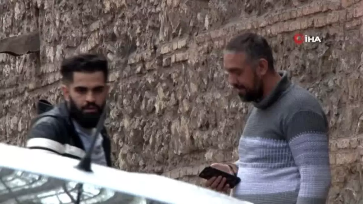 Dolmabahçe Sarayı önünde ilginç kaza...Seyir halinde uyuyakalan sürücü yoldan çıkarak askıda kaldı