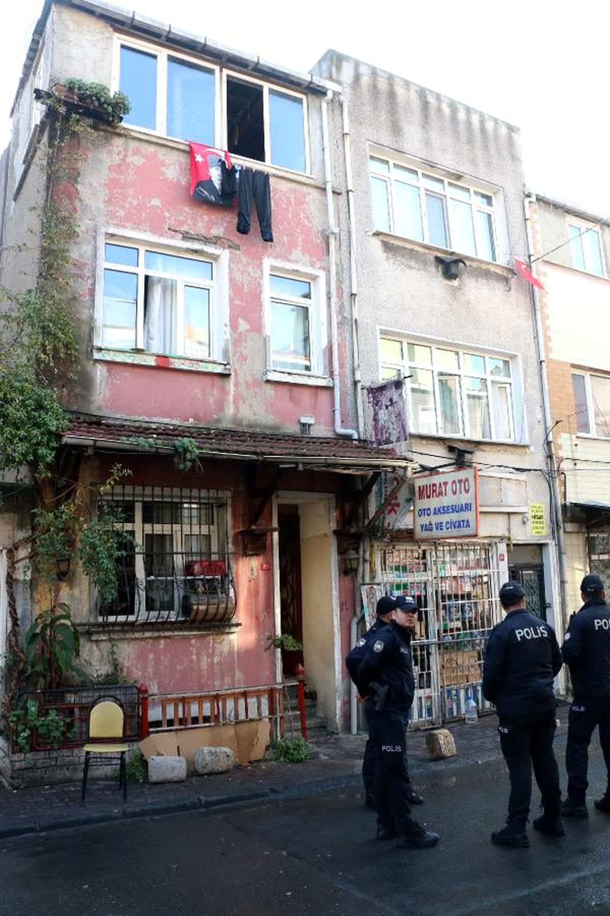 Emekli başkomiser kızını uyurken öldürdü