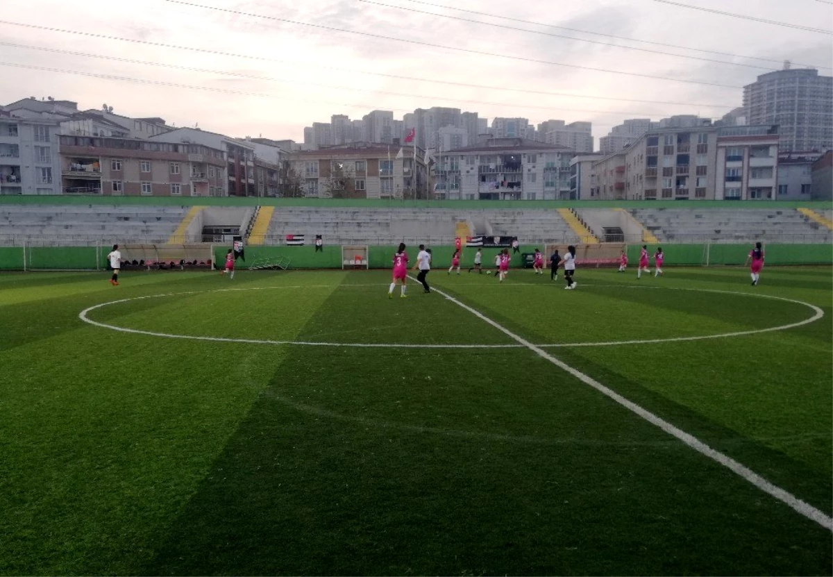 Esenyurt\'ta kadına şiddete farkındalık için kadınlar arası futbol maçı