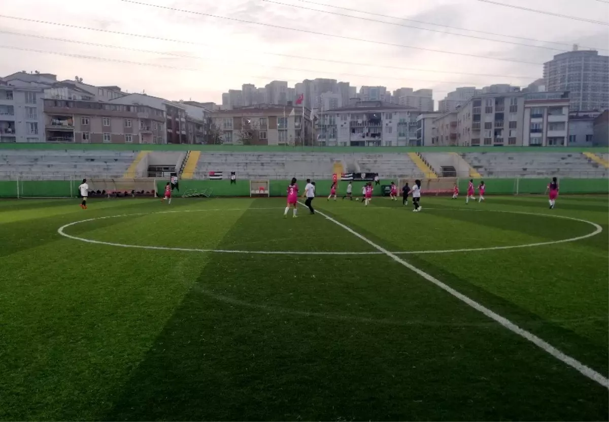 Esenyurt\'ta kadına şiddete farkındalık için kadınlar arası futbol maçı