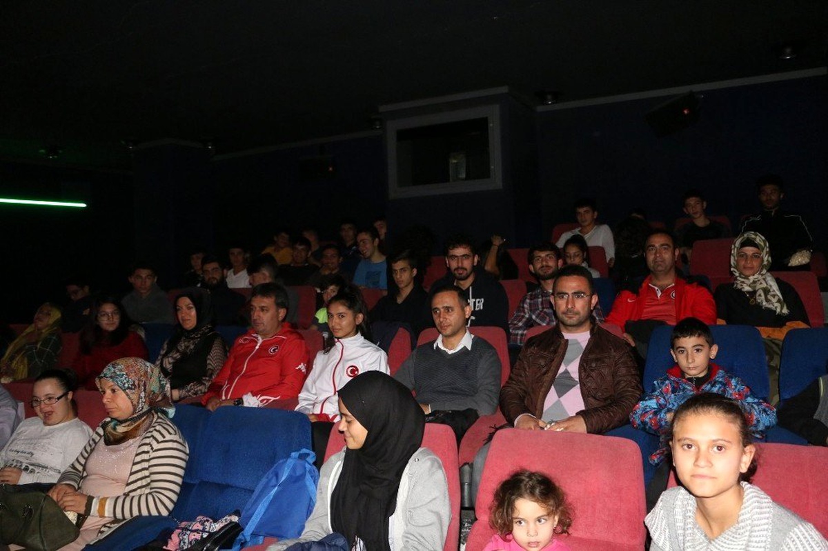 Eskici, Cep Herkülü Naim Süleymanoğlu filmini sporcularla birlikte izledi