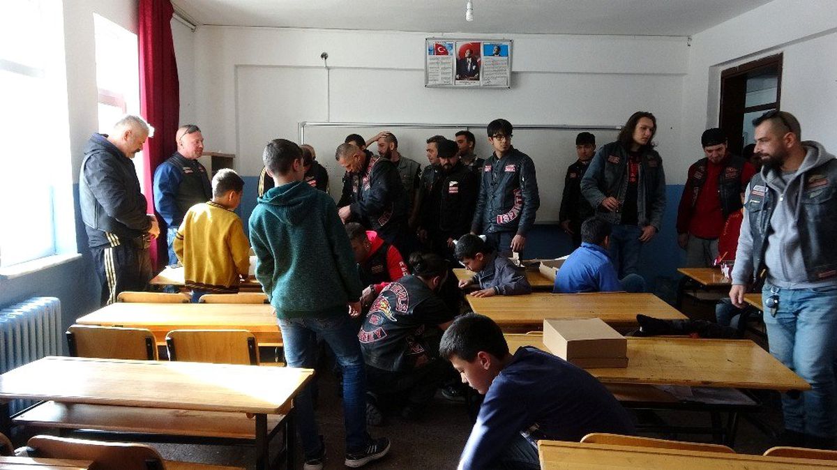 Farklı illerden Isparta\'ya gelen motosikletçilerden öğrencilere \'ısıtan\' destek