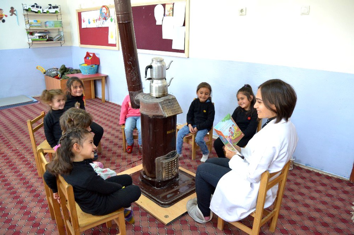 Fedakar öğretmen bütün köyün öğretmeni oldu