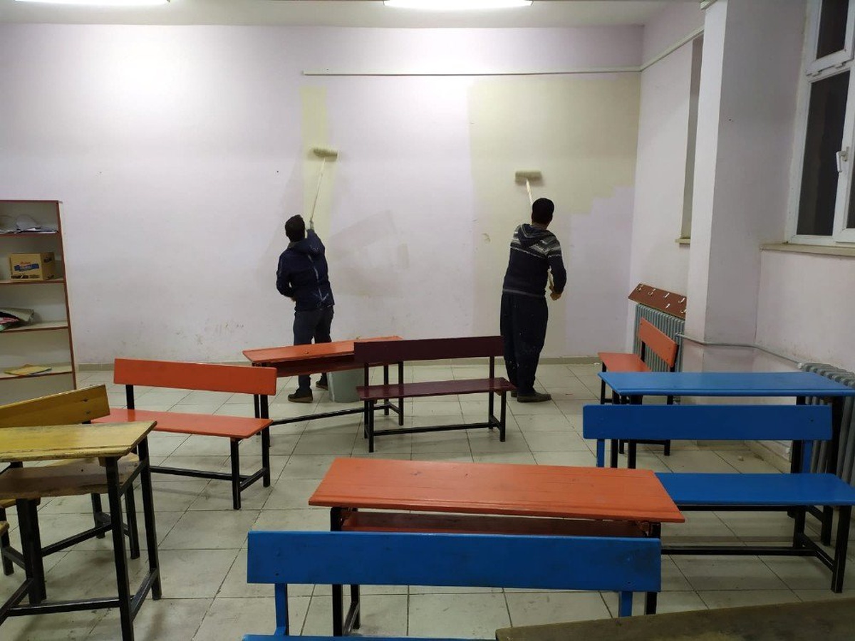 Fedakar öğretmenlerden okul boyama çalışması