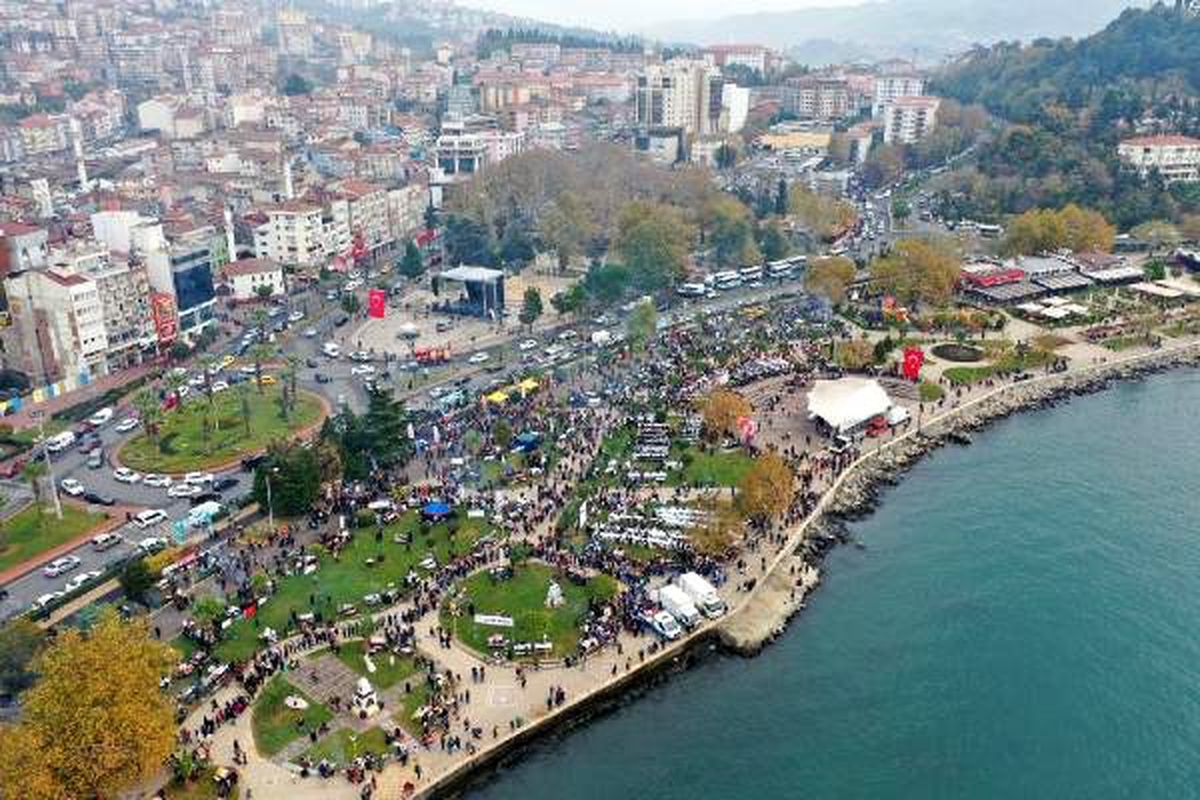 Festivalde 10 ton hamsi 750 mangalda pişirildi