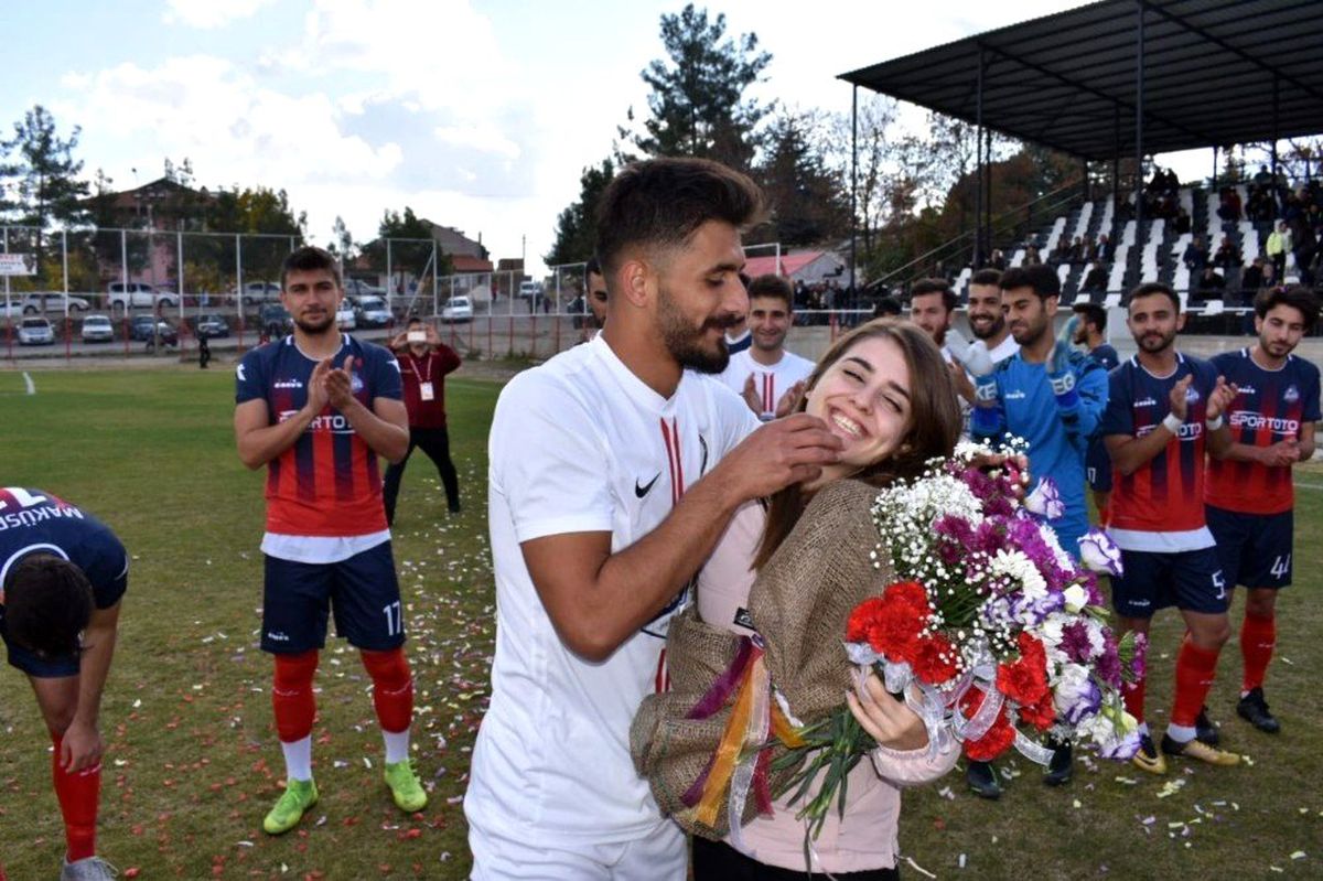 Futbolcudan kız arkadaşına maç öncesi sahada evlilik teklifi