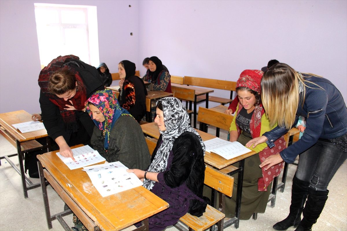 Gönüllü öğretmenler, okuma yazma öğrettikleri köylünün gönlünde taht kurdu