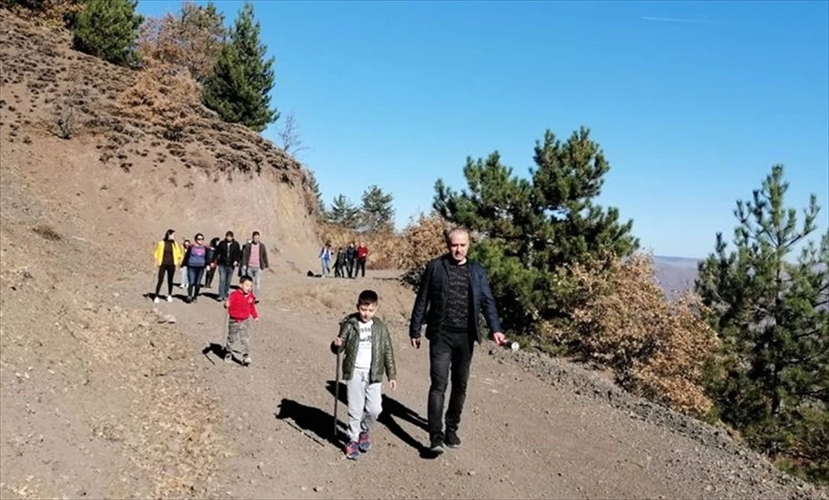 Gümüşhacıköy\'de öğretmenler doğa yürüyüşü yaptı