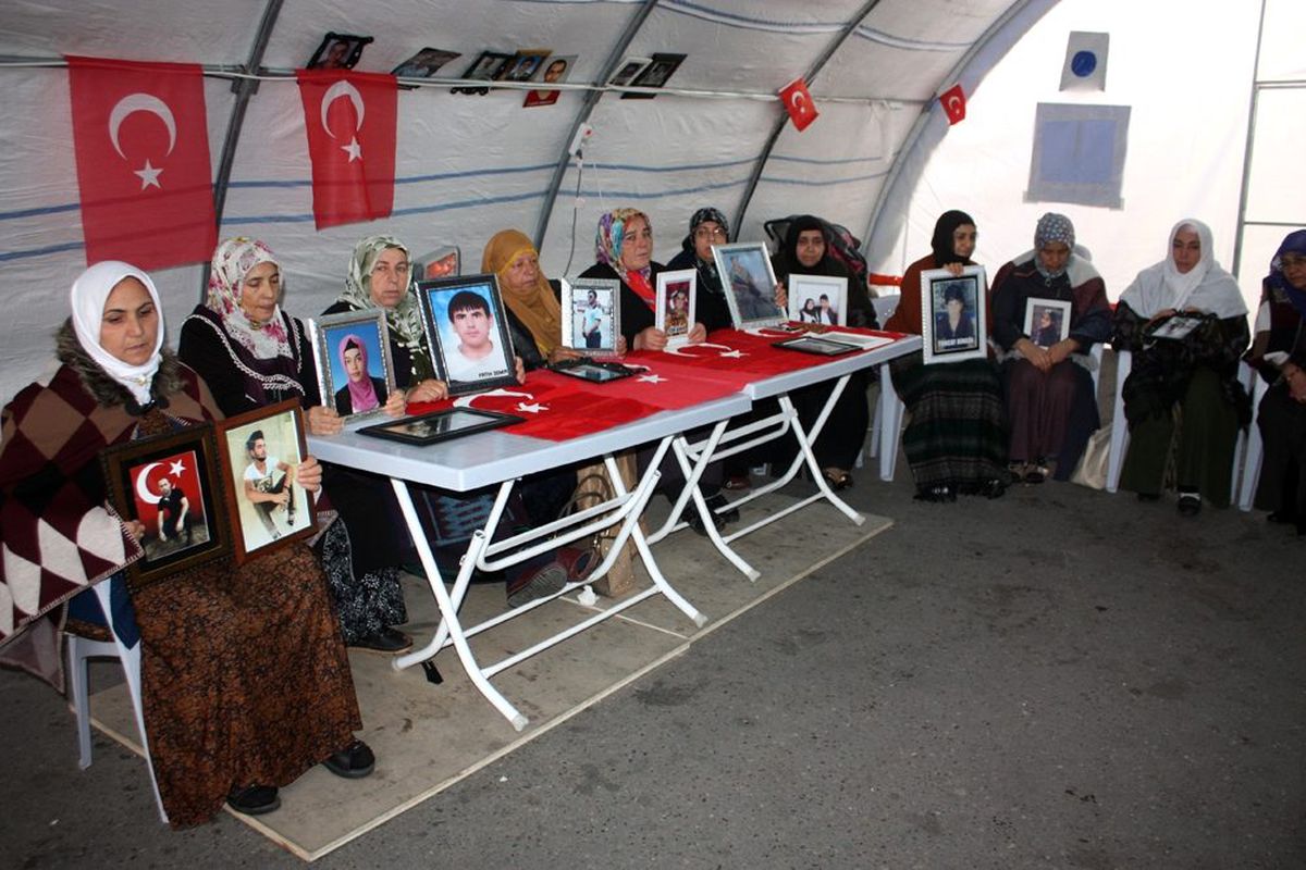 HDP önündeki ailelerin evlat nöbeti 83\'üncü gününde