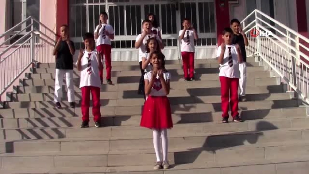 Hisarcık\'ta ilkokul öğrencileri, öğretmenlerine işaret diliyle şarkı armağan etti