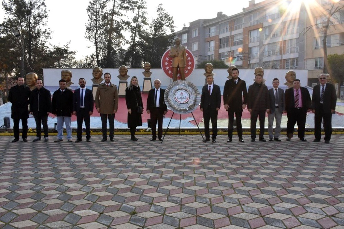İnönü\'de öğretmenler Atatürk Anıtı\'na çelenk koydu