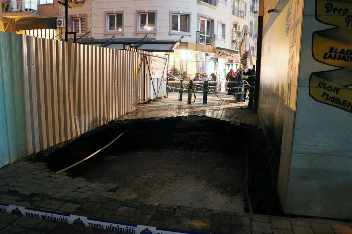İzmir\'de yol çökmesi nedeniyle 3 kişi hafif yaralandı