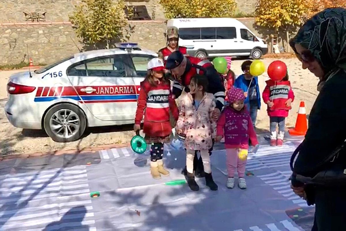 Jandarmadan çocuklar için "Trafik dedektifleri projesi"