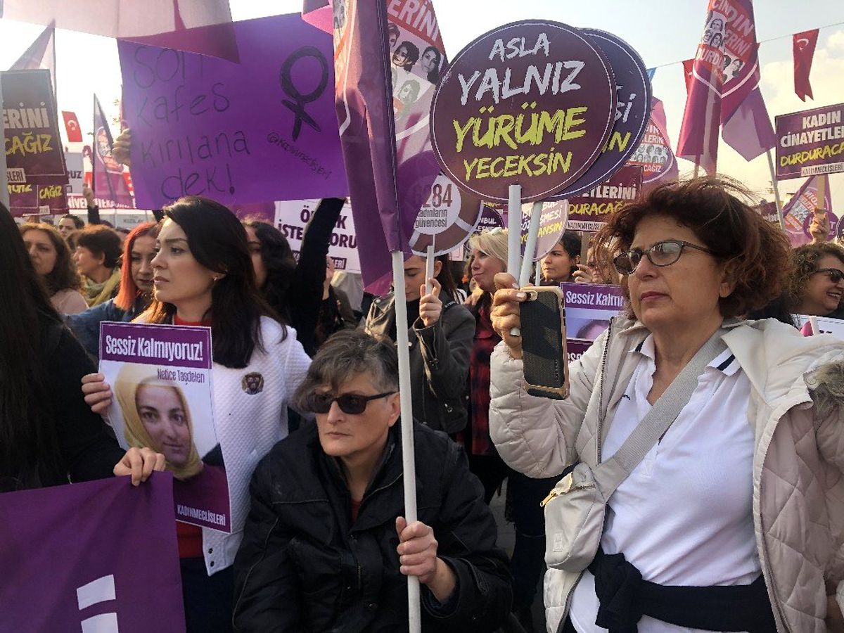 Kadıköy\'de "Kadına Şiddete Hayır" eylemi