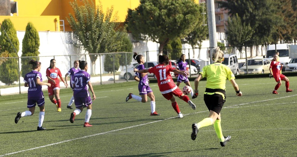 Kadın futbolculara Başkan Atay\'dan destek