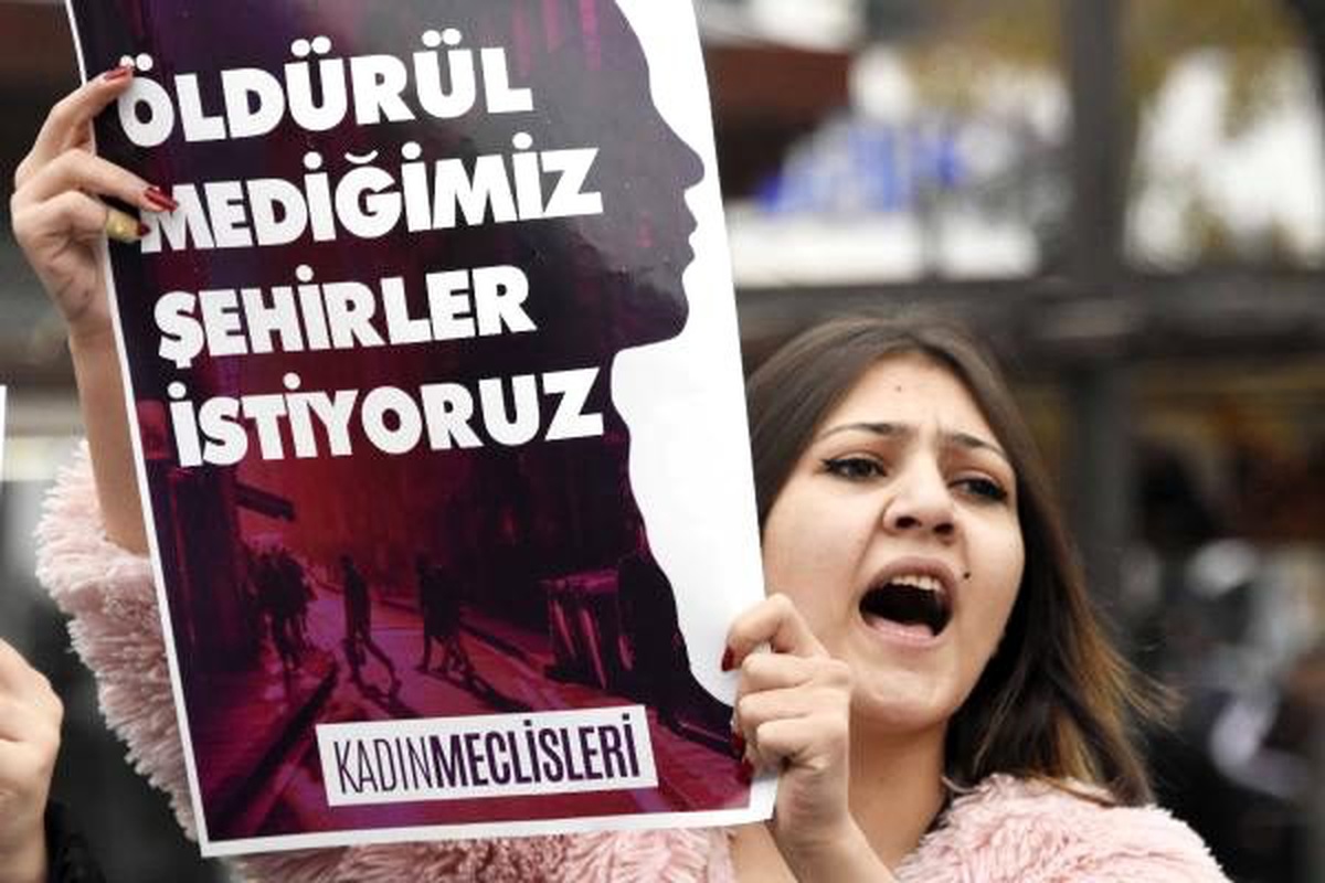 Kadına şiddete tepki gösterip, \'Ölmek istemiyoruz\' sloganı attılar
