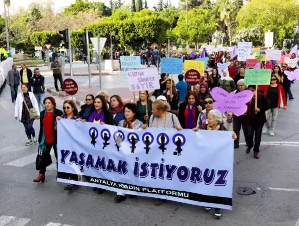 kadinlar siddete karsi yurudu son dakika