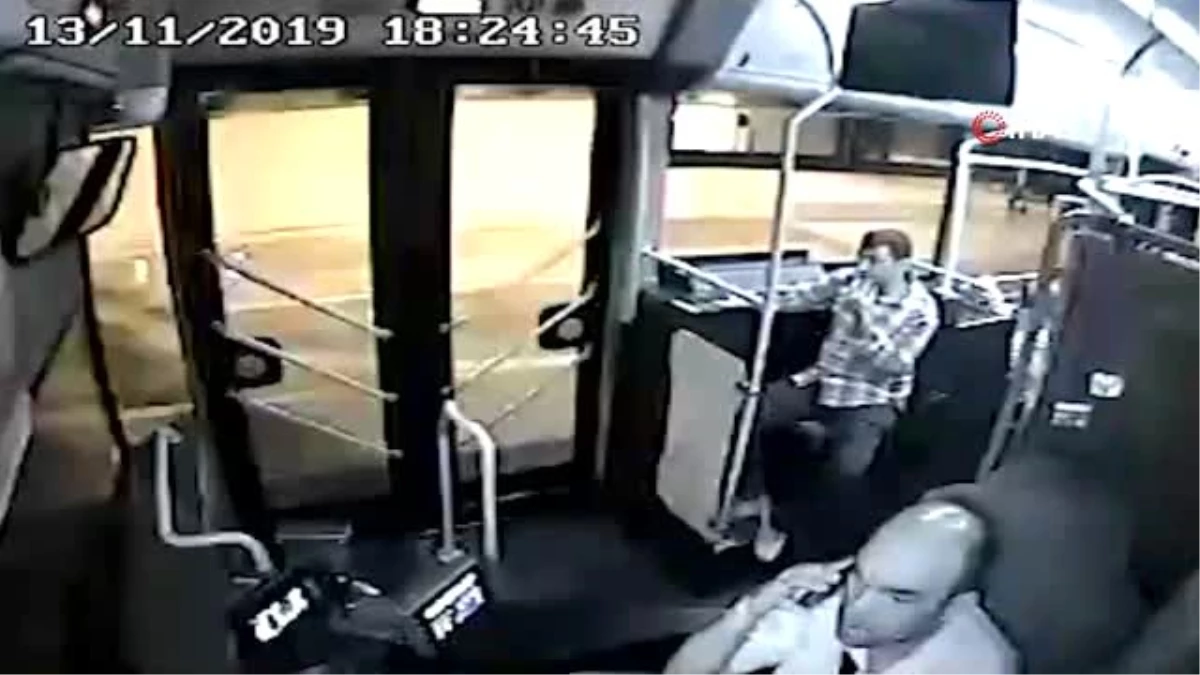Kalp krizi geçiren yolcuya ilk müdahaleyi otobüs şoförü yaptı...O anlar kamerada