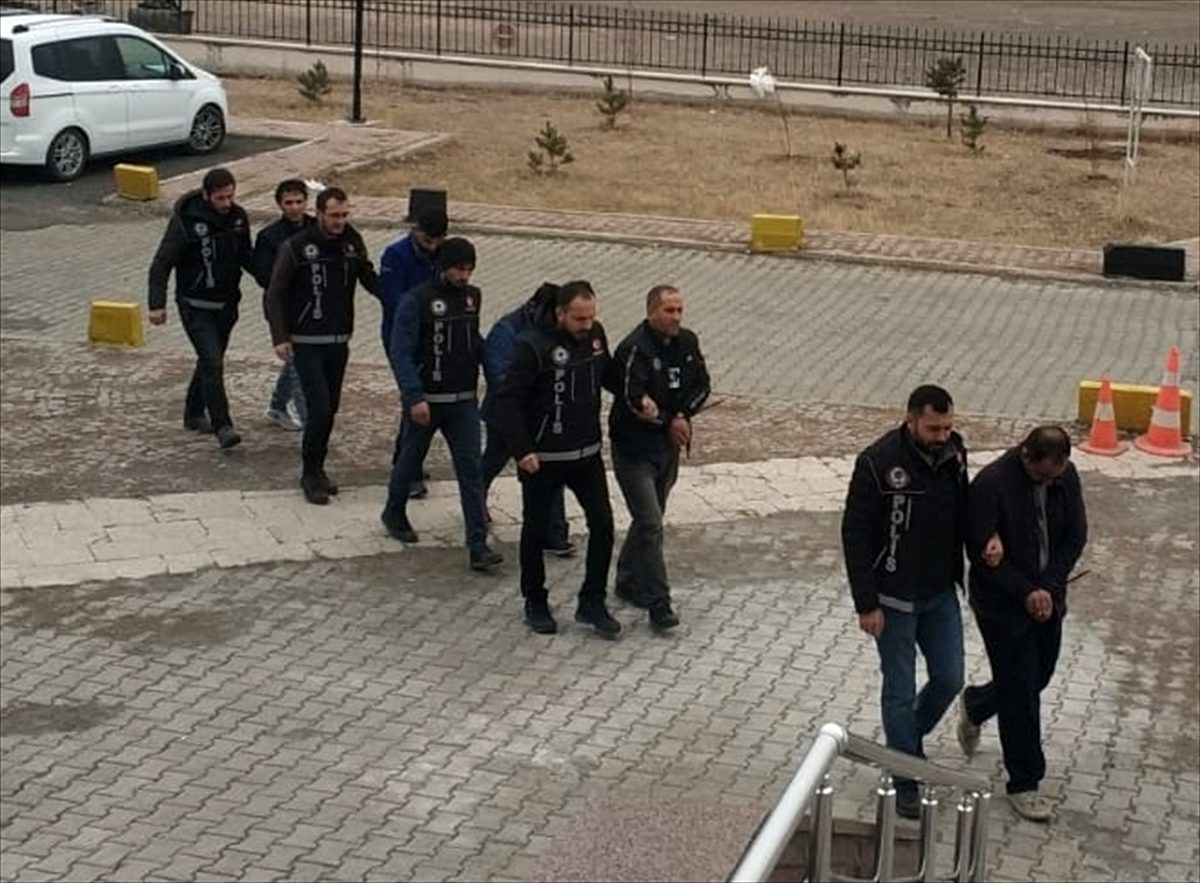 Kars\'ta soğan görünümü verilen uyuşturucuyla yakalanan 4 kişi tutuklandı