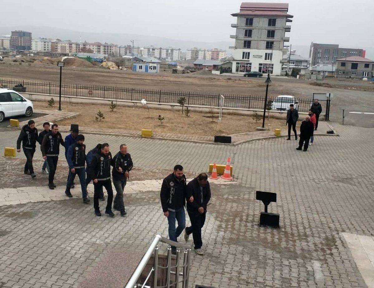 Kars\'ta uyuşturucu taciri 4 kişi tutuklandı