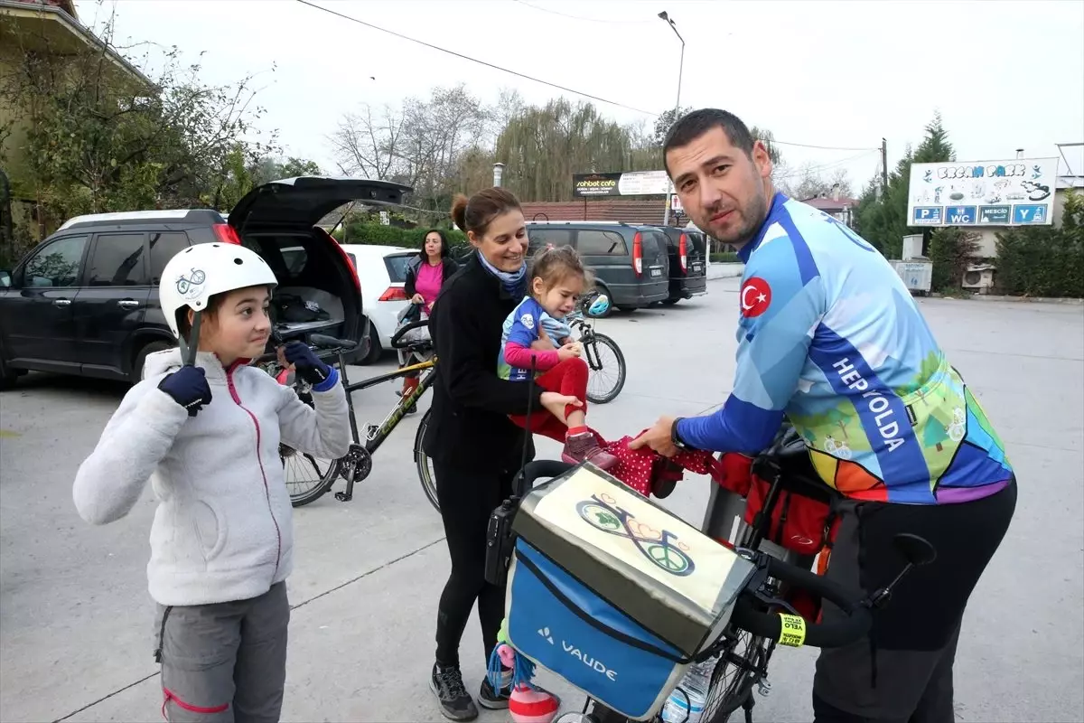 Kızlarıyla yola çıkan "Şen öğretmenler" su kaynakları için pedala basıyor