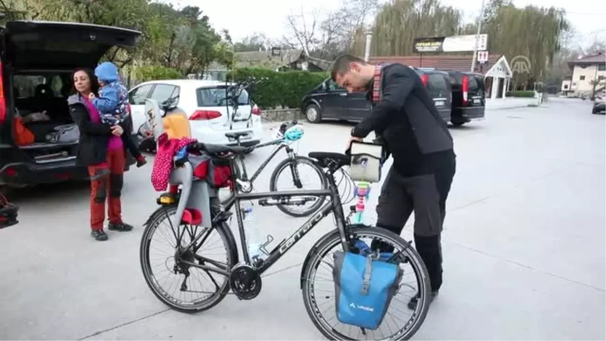 Kızlarıyla yola çıkan "Şen öğretmenler" su kaynakları için pedala basıyor