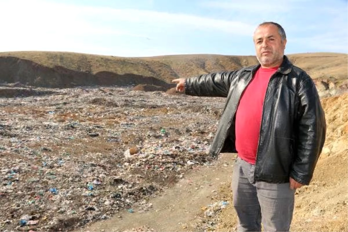 Köy yakınına bırakılan çöpler, tehlike saçıyor
