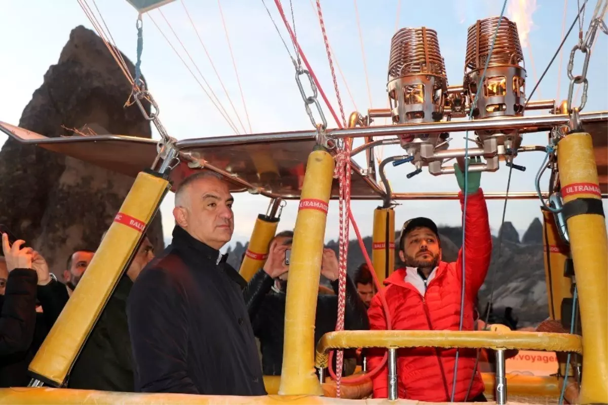 Kültür ve Turizm Bakanı Ersoy, Kapadokya\'da balona bindi