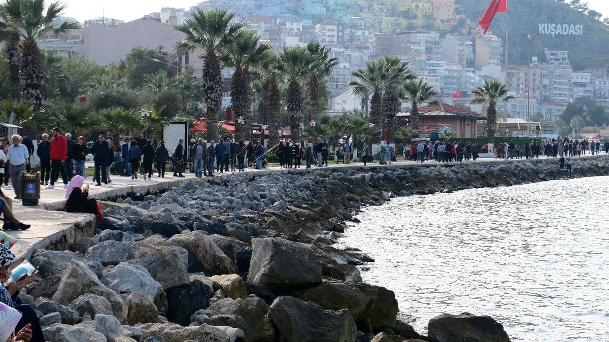 Kuşadası\'nda vatandaşlar sahile akın etti