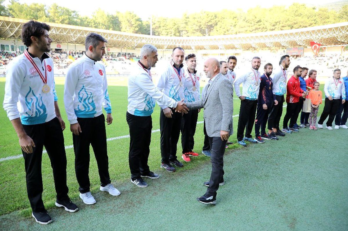 Maç öncesi öğretmenlere çiçek