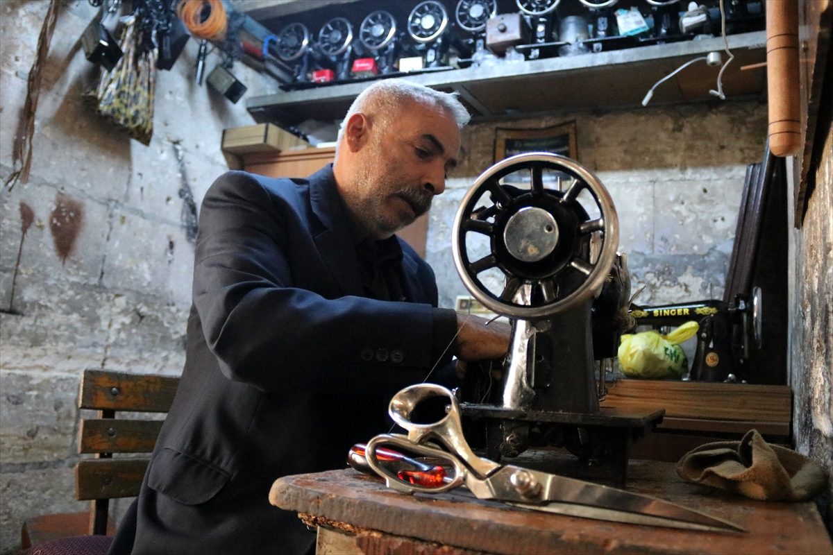 Mehmet usta eski dikiş makinelerine "hayat" veriyor