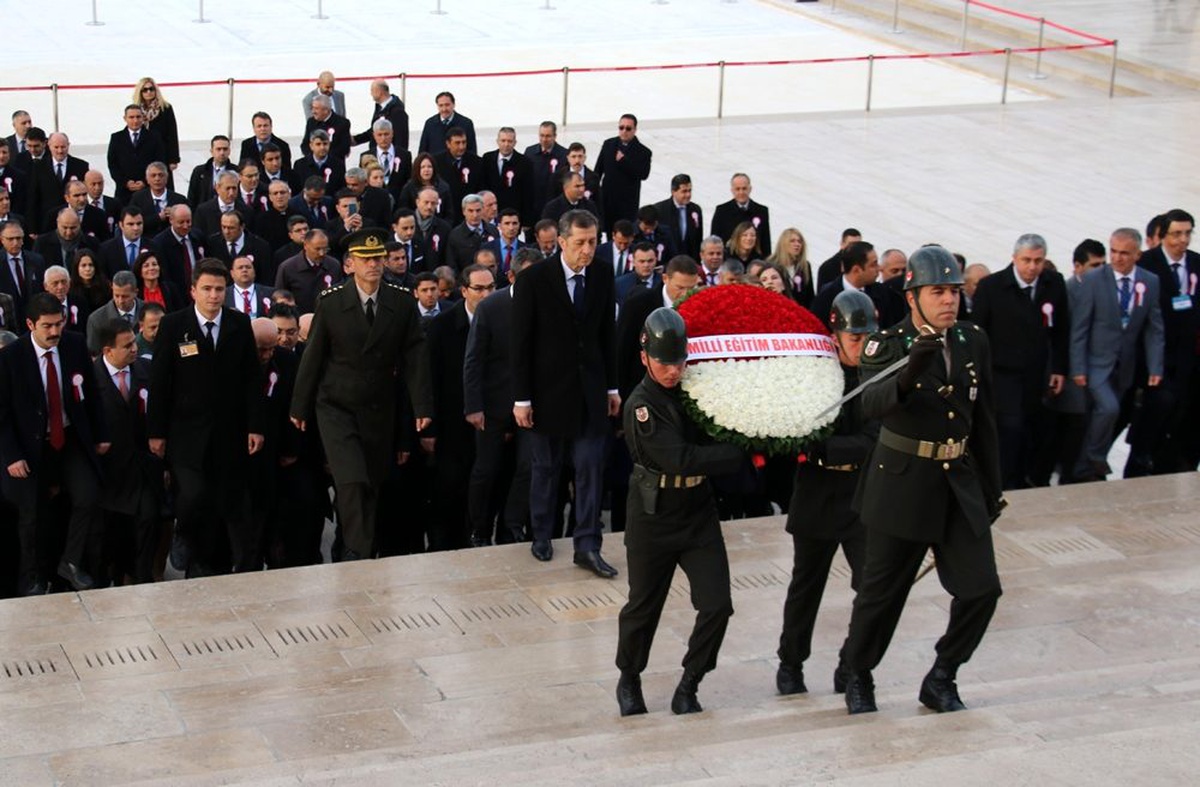 Milli Eğitim Bakanı Selçuk Anıtkabir\'i ziyaret etti