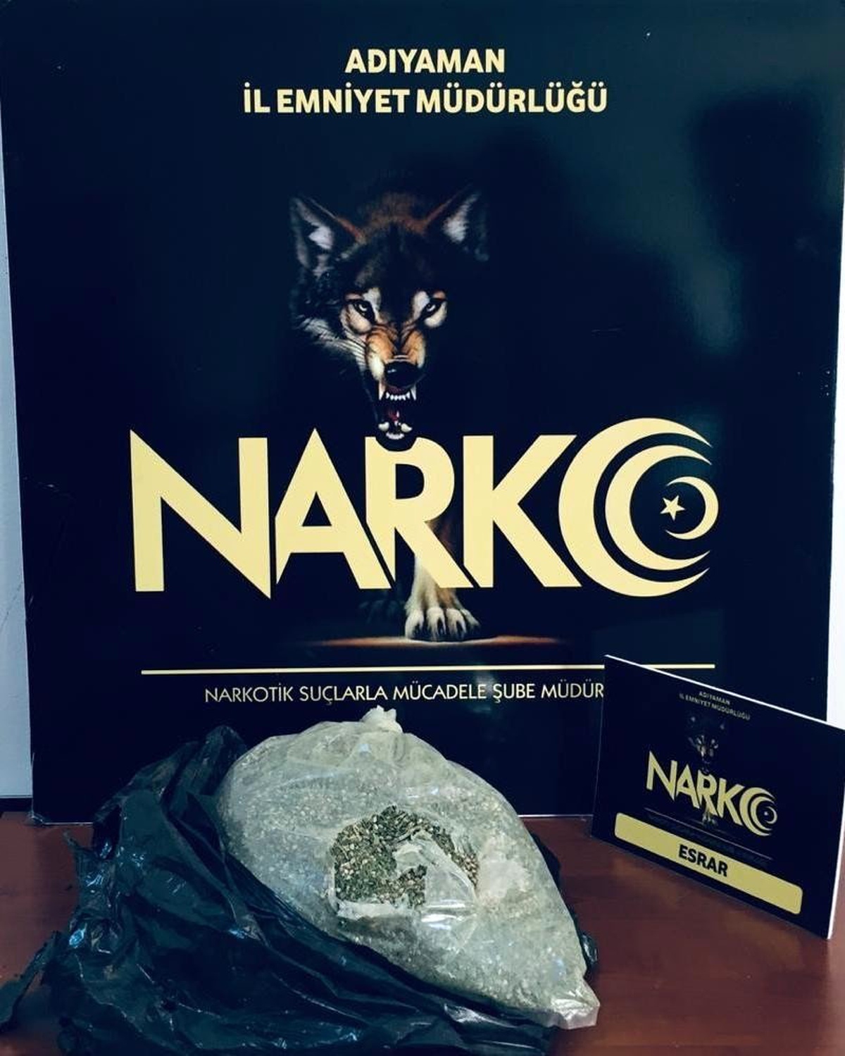 Narkotik köpeği Miro toprağa gömülü uyuşturucu buldu