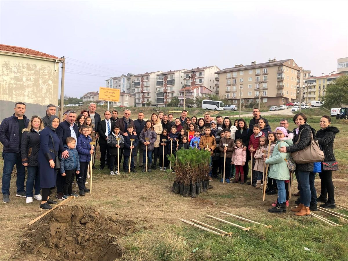 Öğrenciler sınıf öğretmenleri için fidanlık oluşturdu