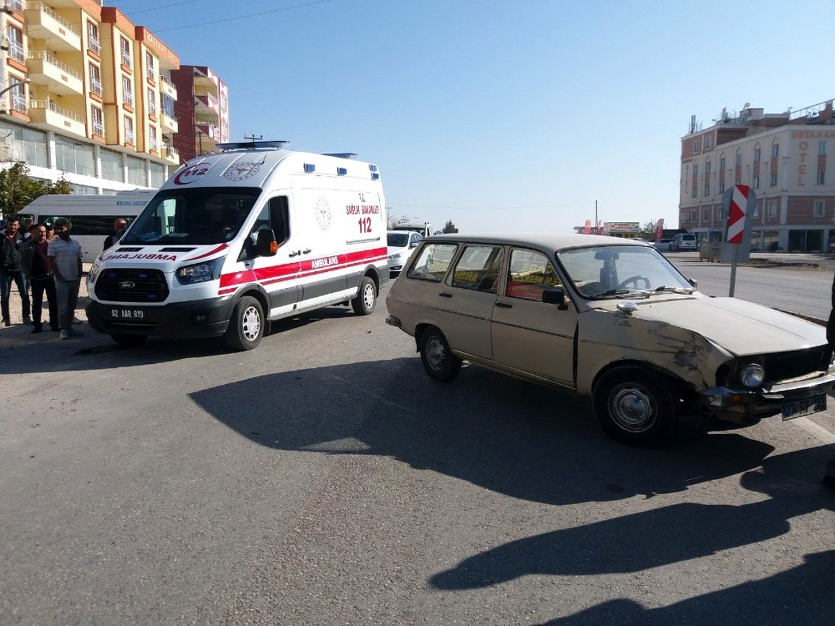 Otomobil ile motosiklet çarpıştı: 1 yaralı