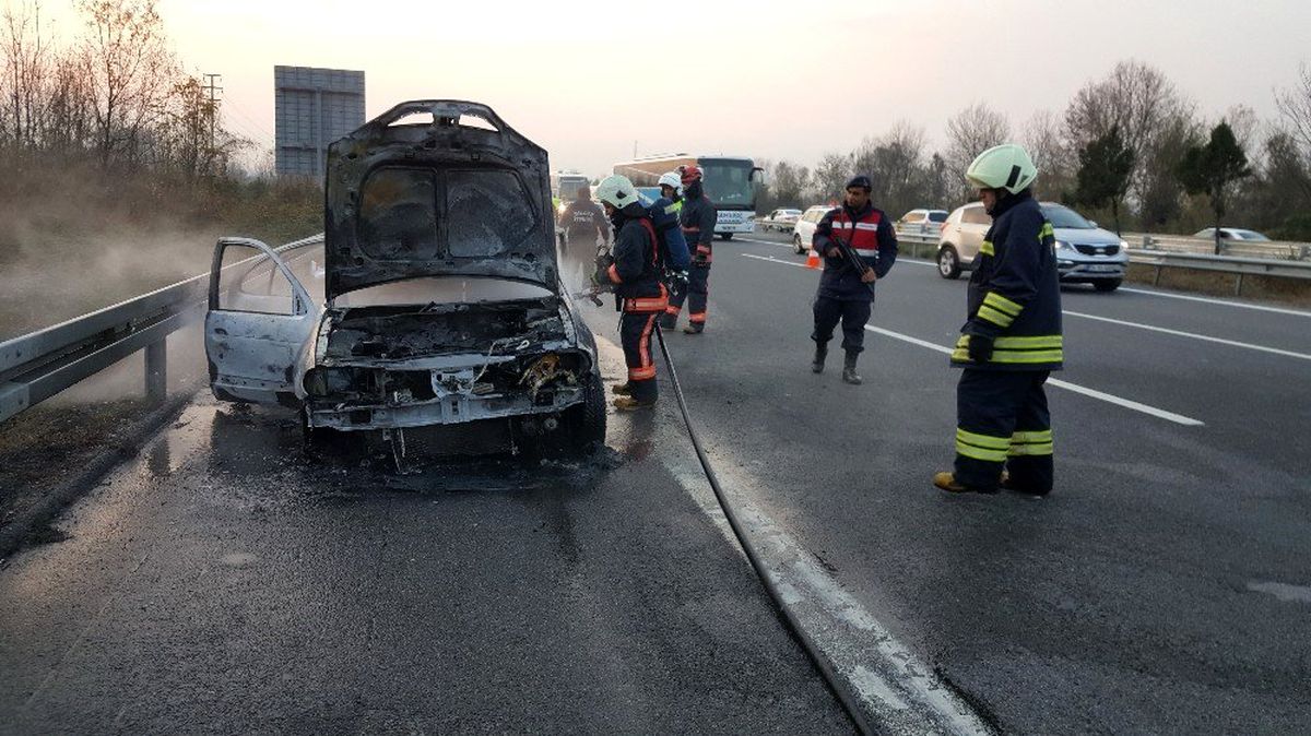 Otomobil yandı otoyol trafiğe kapandı