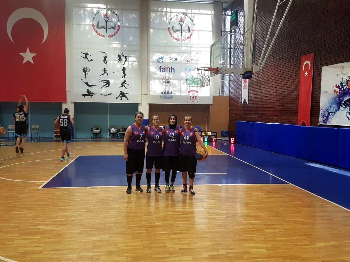 Özalplı öğretmenler, basketbolda Türkiye üçüncüsü oldu