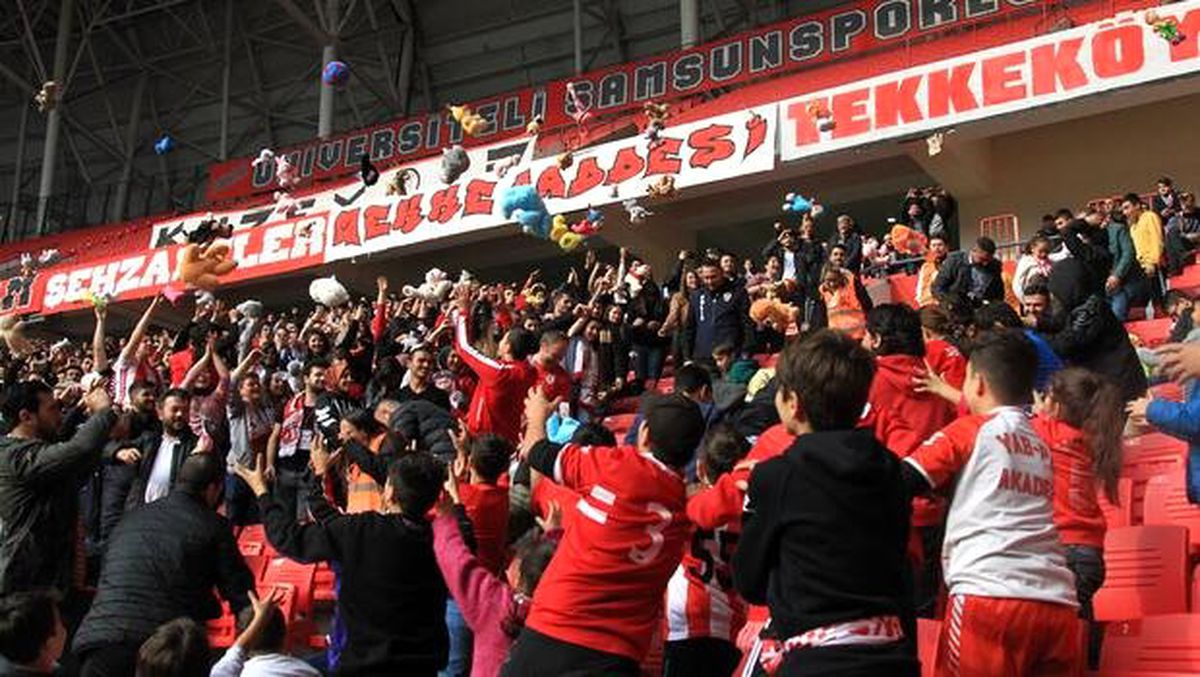 Samsun\'da görülmemiş manzara! Oyuncak yağdırdılar