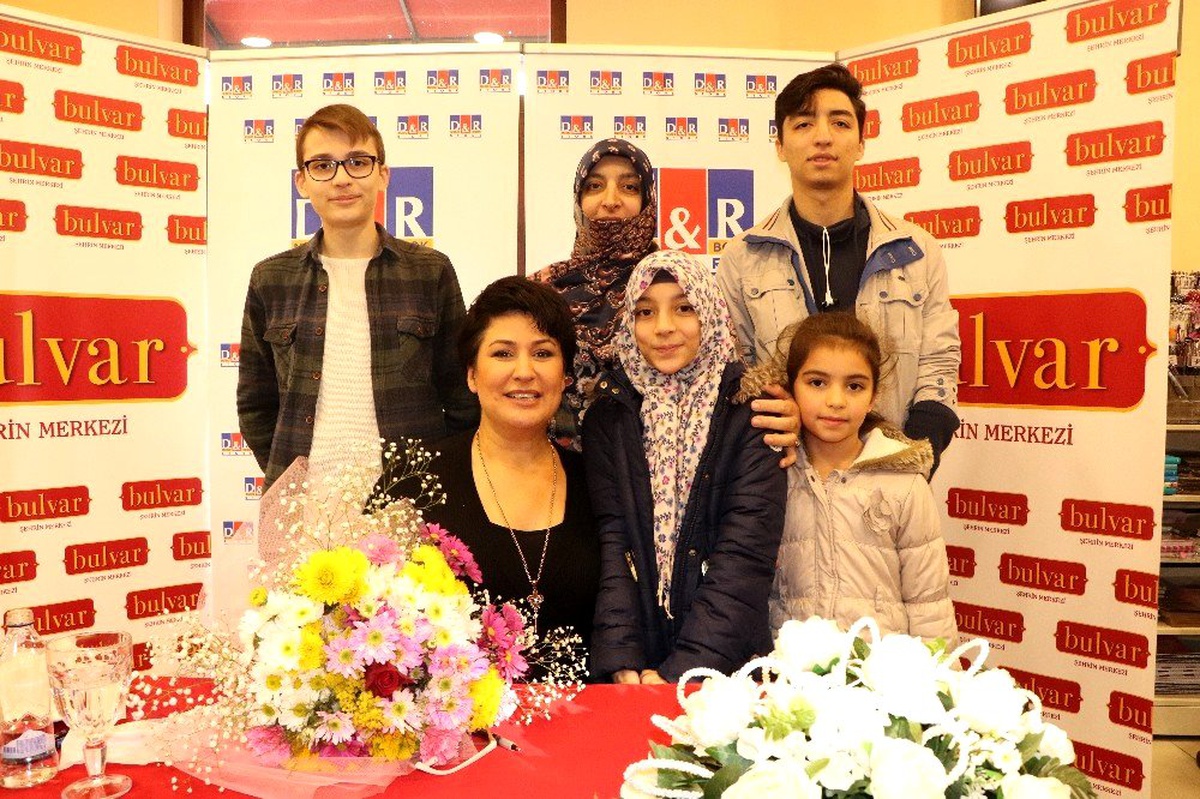 Sanatçı İclal Aydın Samsun\'da sevenleriyle buluştu