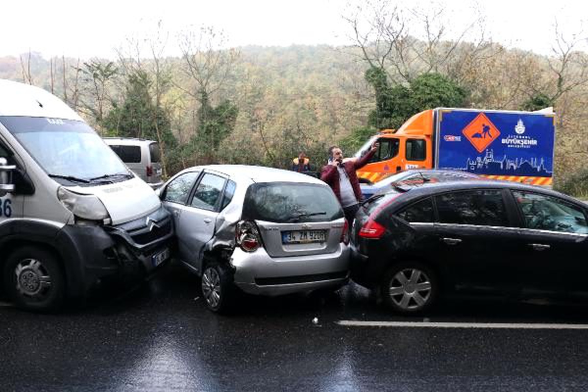 Sarıyer\'de kaygan yolda zincirleme kaza