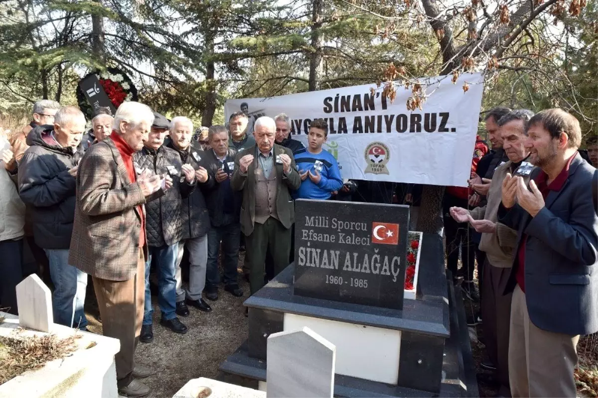 Sinan Alağaç kabri başında anıldı