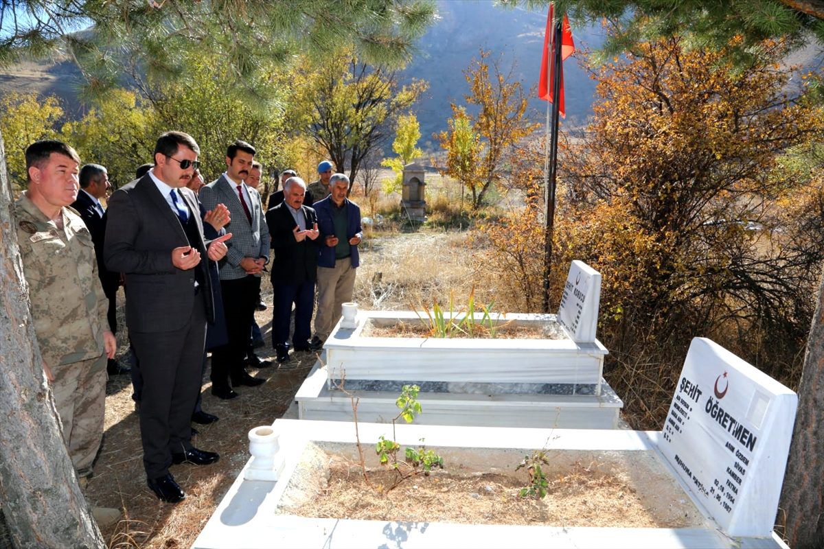 Sivas Valisi Ayhan şehit öğretmenin kabrini ziyaret etti