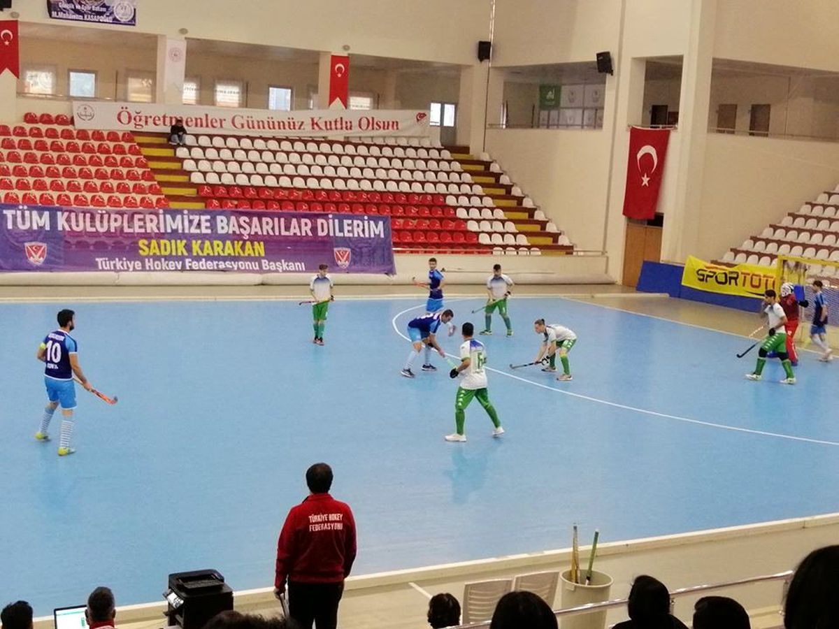 Süper Lig oyuncularından kadına şiddete pankartlı tepki