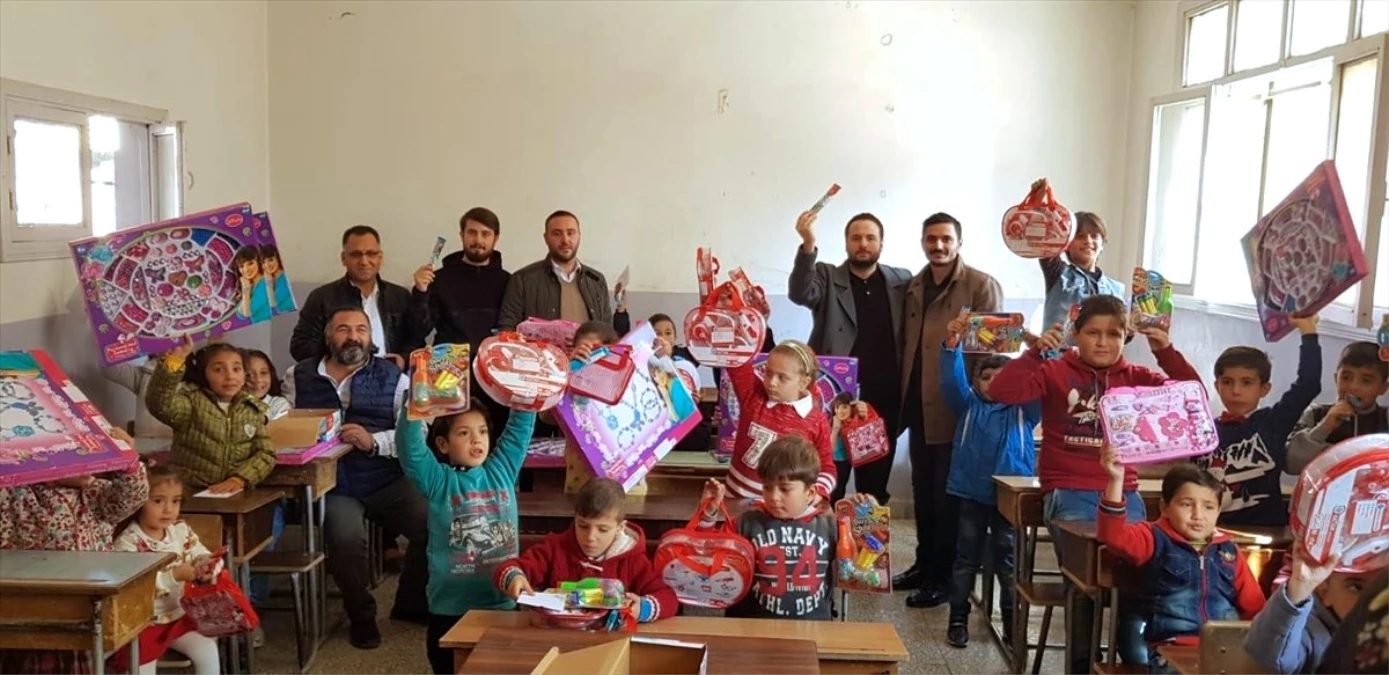 Suriyeli yetimlere oyuncak sürprizi