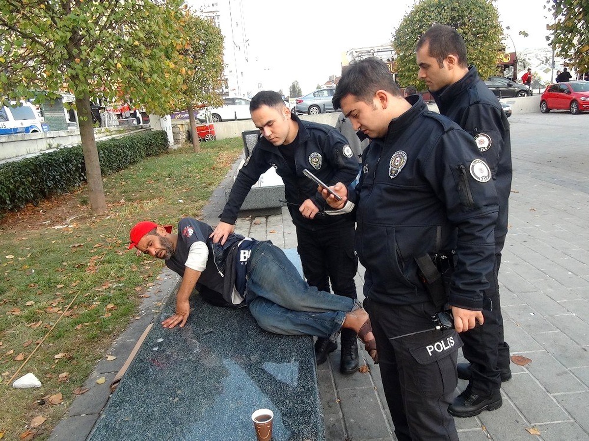 Taksim\'de alkollü şahıs kavga ettiği kağıt toplayıcısını bıçakladı