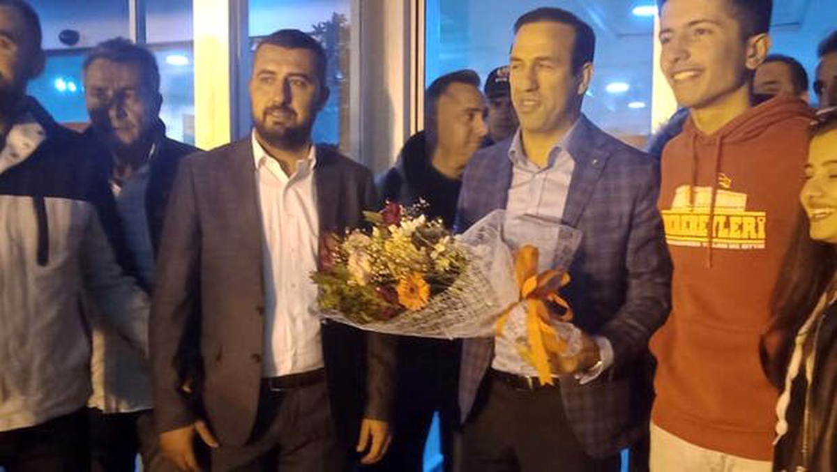 Taraftardan Adil Gevrek\'i duygulandıran sürpriz!