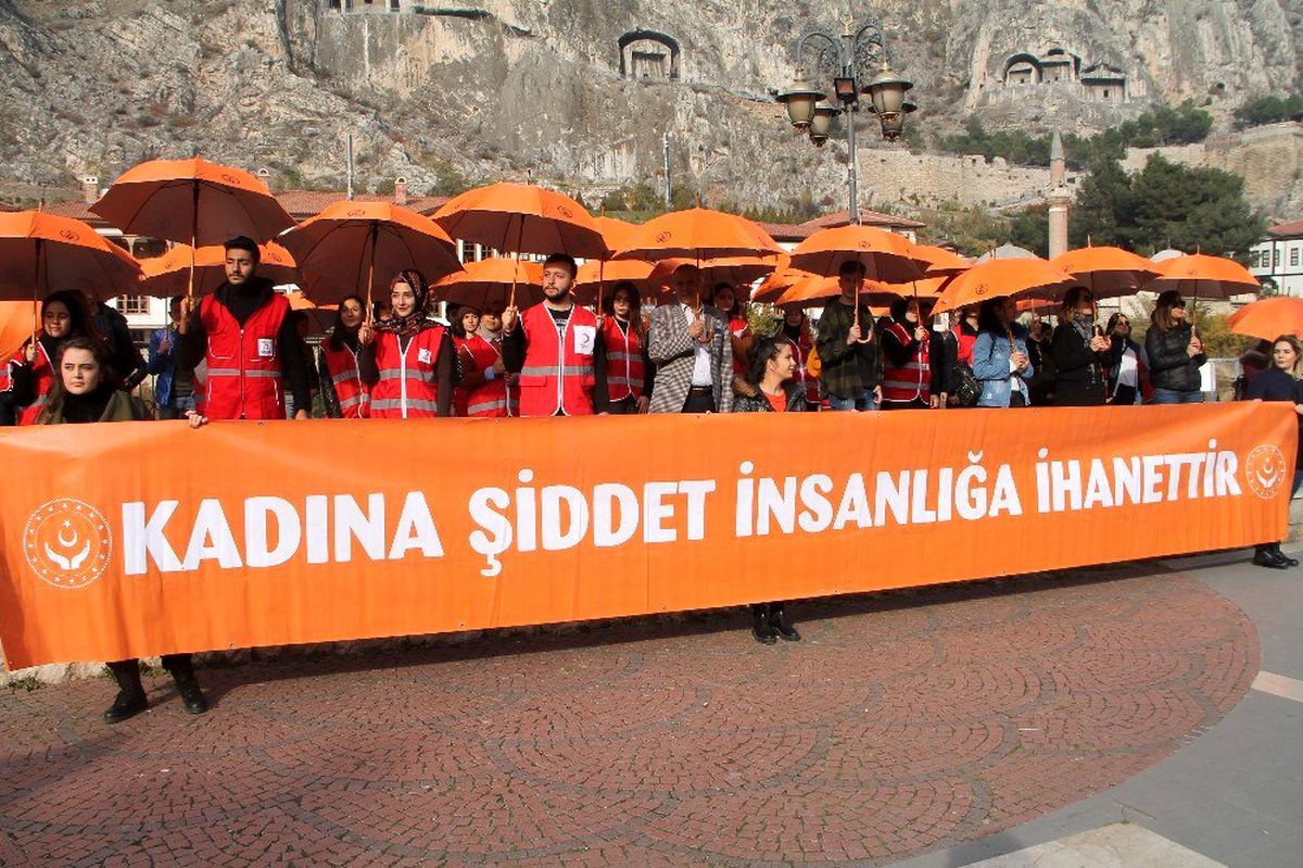 Turuncu şemsiye açarak kadına şiddete dikkat çektiler